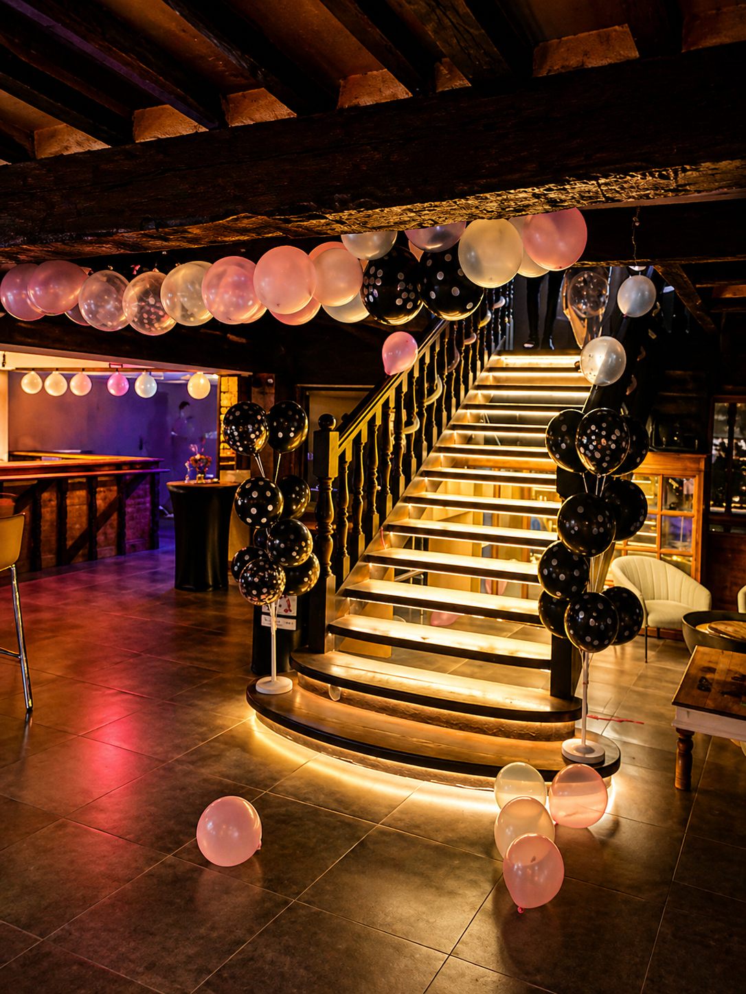 Salle Belle Époque dressée pour un anniversaire