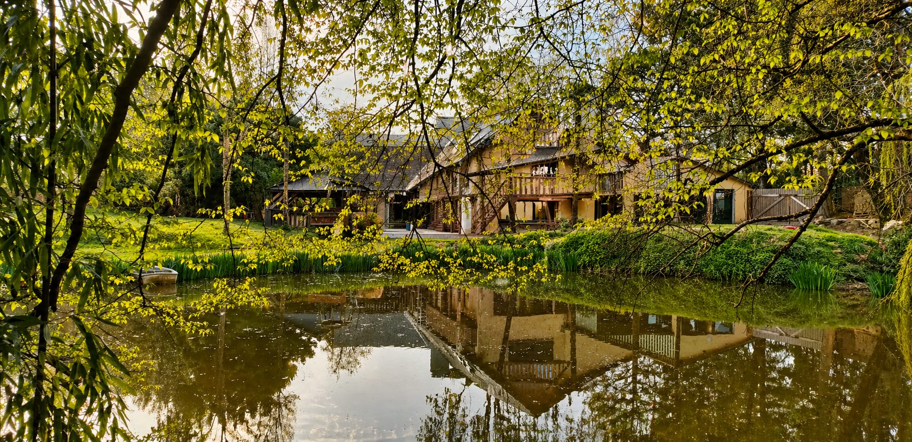 Vue sur l'étang du domaine, Salle Belle Vue