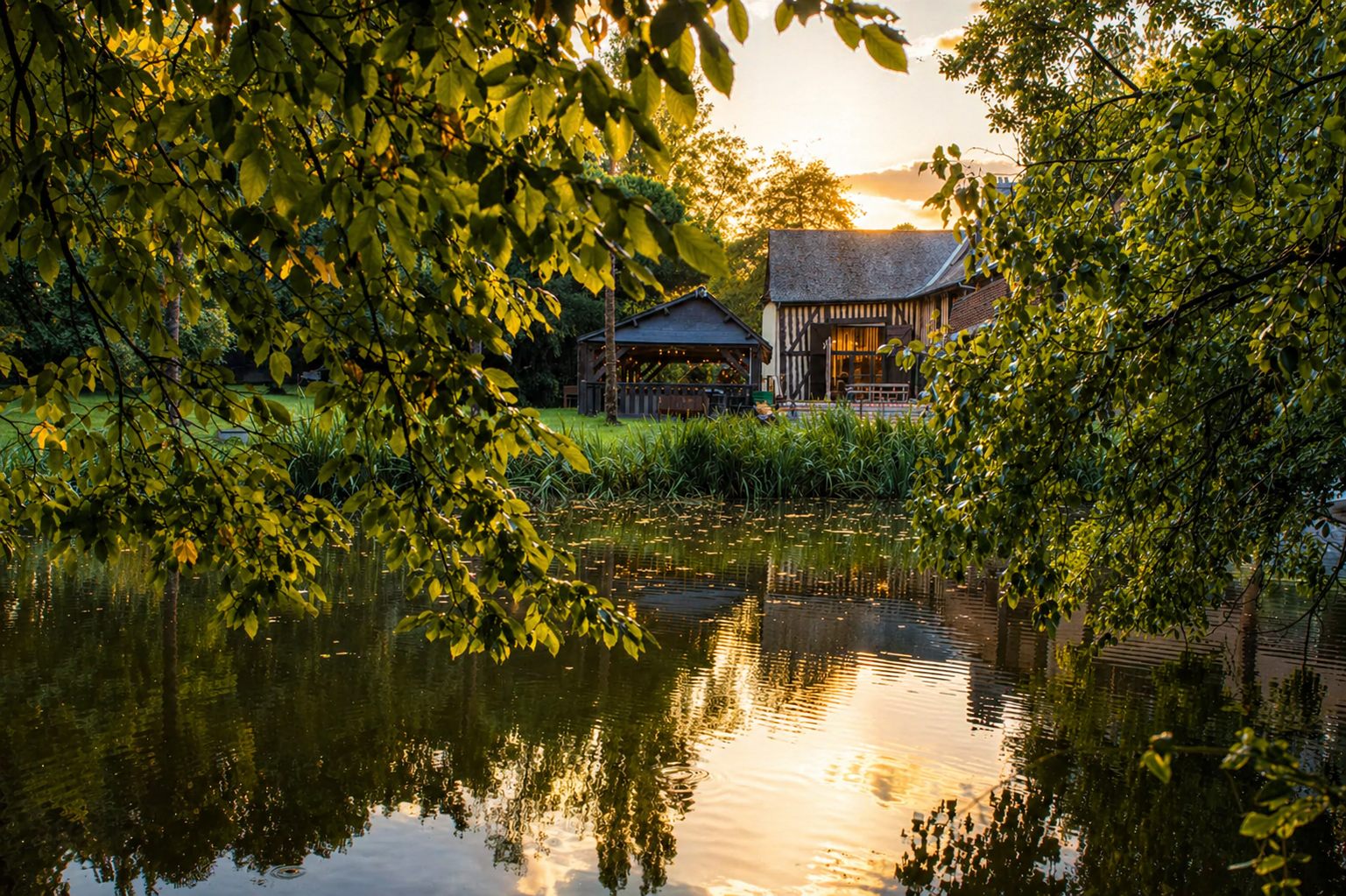 Plan d'eau du domaine au coucher de soleil