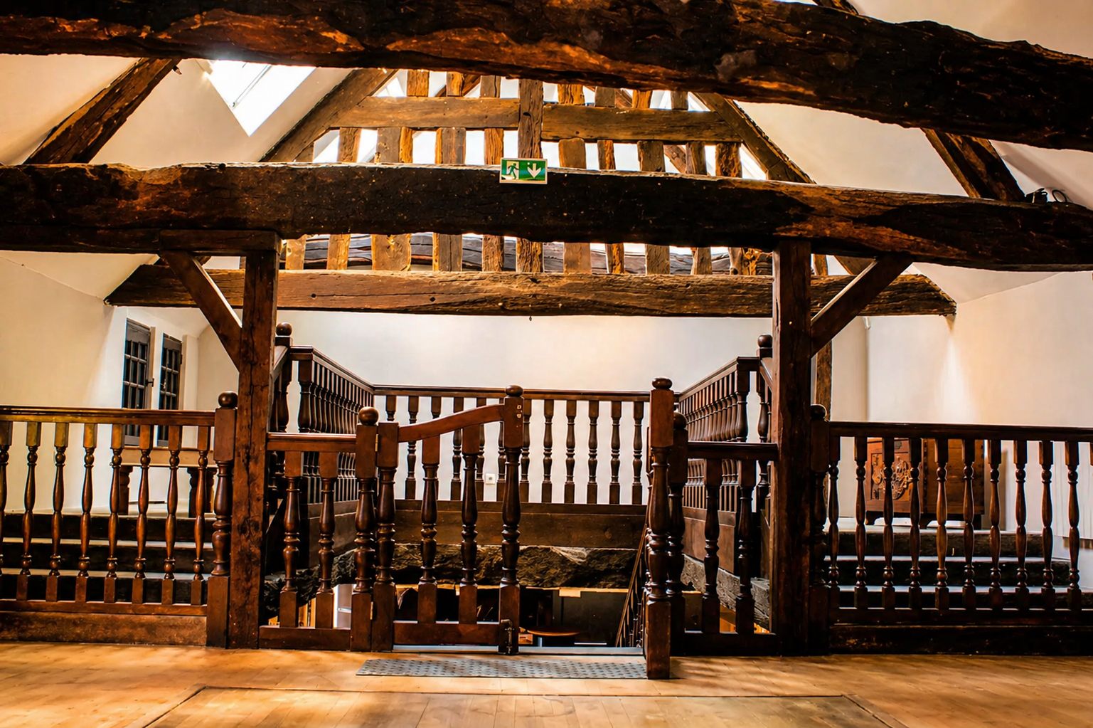 Charpente et escalier en bois sculpté de la Mezzanine