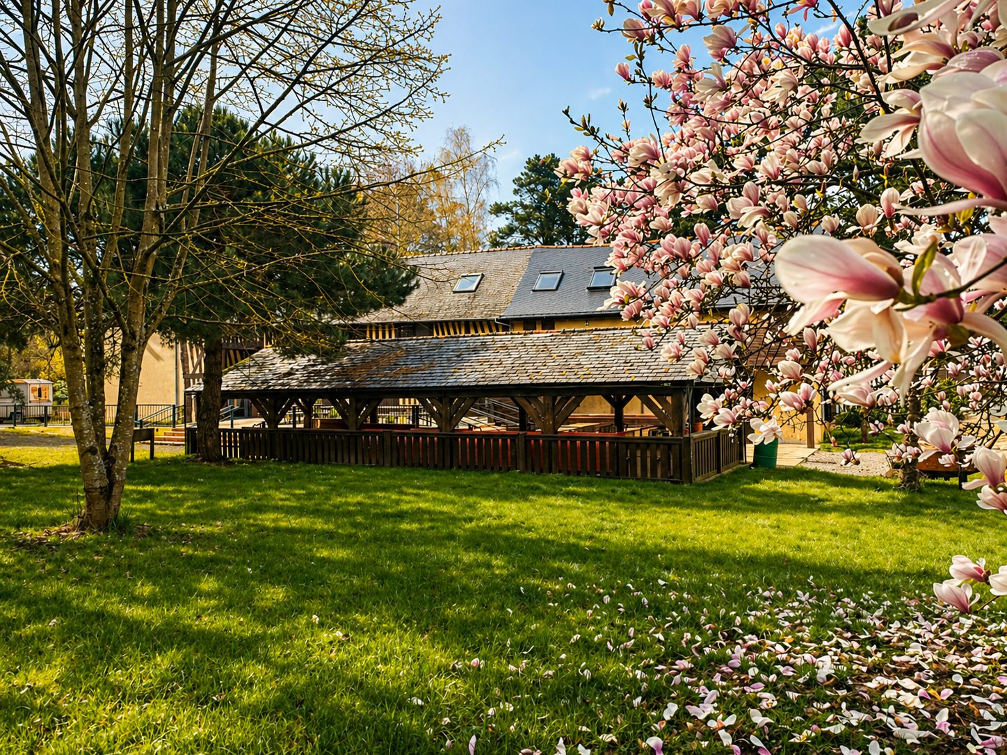 L'Orangeraie vue depuis le jardin du domaine, magnolia en fleurs