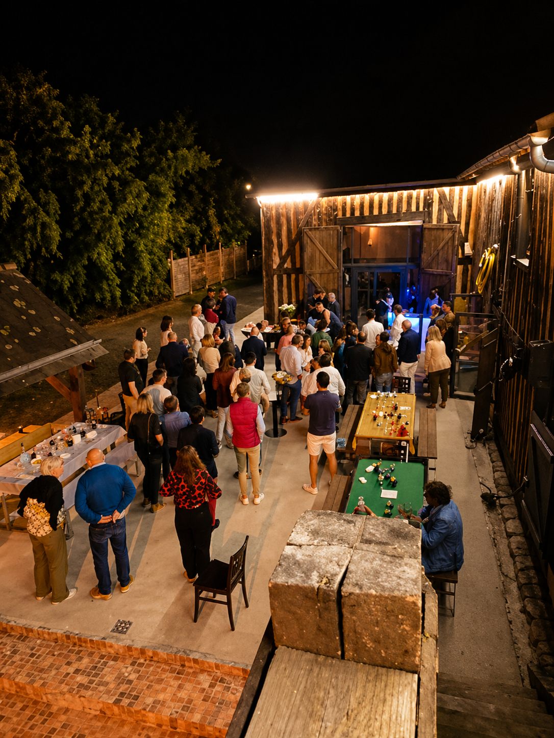 Soirée extérieure à l'Orangeraie, invités en plein air la nuit